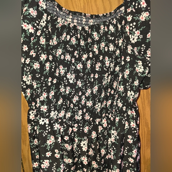 Black and White Ruched Short Sleeve Midi Dress - Picture 3 of 4